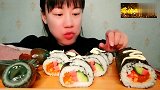 美食分享，美女一口一个寿司，吃得太香了，网友这吃法不怕噎到了
