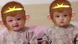 妈妈用小猴子的特效给双胞胎宝宝拍照，宝宝们好可爱，萌翻了！