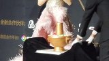 杨幂活动穿粉色羽毛长裙居然带上了火锅