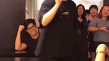 周杰伦餐厅吃饭现场变魔术空手把东西变消失