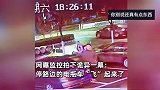 电动车停路边突然诡异“前空翻”，监控中全程无人触碰，惊呆路人