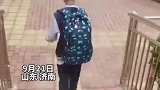 父亲放手视障男孩独立行走：想呼吁大家不要占用盲道！