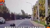 北京街头轿车被指恶意别倒摩托车 女骑手摔倒翻滚身体多处受伤 交通安全 恶意