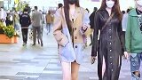 两位身材颜值气质真的是巴适的板，衣服也超有个性很难找到同款