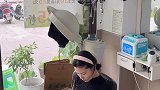 月薪500的学徒玩手机被发现，老板该罚她多少钱