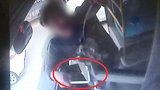 路怒症？枣阳一男子挥动钢管捶打公交车司机