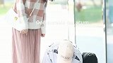 小哥你真是够了，旁边两个大美女你竟然去捡瓶子