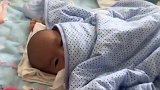 小宝宝睡觉的样子好搞笑，居然把自己包成这样，太逗了！