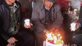 老人过生日，孩子们唱中英文结合的生日歌祝寿