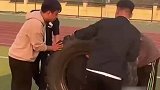 高校男生“钻”轮胎表演杂技，玩游戏输了都要来