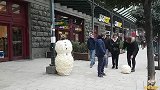 雪人搞笑街拍，里面还有一个啊，出其不意高兴