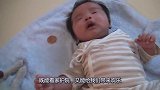 狗狗见小主人哭闹，竟然把饼干叼给小主人吃，狗狗举动令主人感动