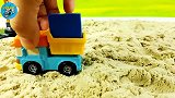 黄色挖掘机多彩方块积木在沙滩上玩游戏，儿童玩具亲子互动