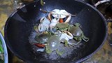 荒野美食：在森林中制作海蟹沙拉食谱，这样的吃法真是少见