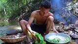 荒野美食：在森林中制作海蟹沙拉食谱，这样的吃法真是少见