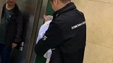 小宝宝今天就要出院了，妈妈急忙给宝宝穿衣服，接下来的样子好萌