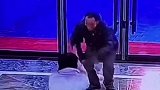 男子进店下跪乞讨，店员一个动作KO大哥。网友：是个狠人！意想不到