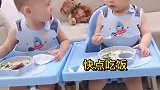 双胞胎兄弟一起吃饭，哥哥吃睡着了，弟弟上去就是一个嘴巴子