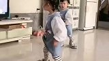 双胞胎“大脚怪”，姐妹俩这样能玩一天，不哭也不闹真是好