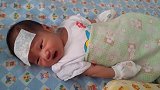 刚出生2周的小宝宝发烧了，小眼睛滴溜溜的转，被萌化了！