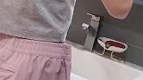女生的裤子设计奇怪，后面竟有口袋