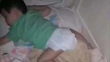半夜醒来找不到女儿，结果让人大跌眼镜