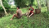 美女户外烤鱼，野人来围观被赶走，野人再回来强拿鱼吃！