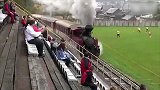 奇景！斯洛伐克的一球场可以边踢比赛 一边过火车