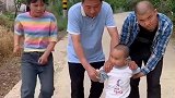 孩子不懂事把劫持当游戏，还好美女机智，帮孩子躲过一劫