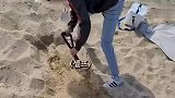 看到主人被埋在沙滩里，狗子会怎么做？差点被暖哭了