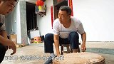 包立春和老爸打整秧田，桃子姐做一盘柠檬虾，鲜嫩清香，真解馋