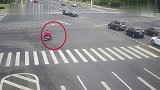 电动车十字路口突然掉头，货车避让不及直接撞上！网友：这是作死