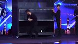 男子表演“沙箱逃脱”，却发生意外，场面一度失控