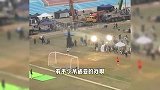 周星驰《女足》片场照曝光，白发苍苍疲态尽显，弯腰给粉丝签名