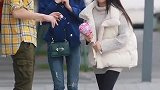 小姐姐：为什么拿走我的棒棒糖？