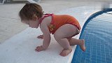 小宝宝不敢下水，两只小脚来回往下试探，笨拙的小模样萌翻了