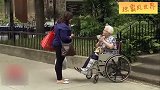 国外爆笑街头恶搞：男子化妆成蝙蝠魔蹲在教堂石墩上，路人吓不轻