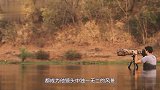 楼房屋顶铺满“瓦片”男子将镜头拉近吓坏了！立即选择报警