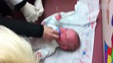 6个月的宝宝打疫苗，左右腿同时扎针，宝宝的反应让人好心疼！