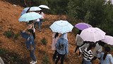 玉溪干旱消防辗转送水疏解校园水荒 学生鞠躬报输水之恩