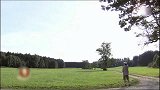 恶作剧：路人发现飞碟坠落地上，走近一看还出现了外星人