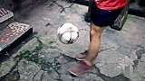足球-17年-重庆小伙街头展示花式足球  分分钟引吃瓜群众围观-专题