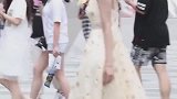 街拍小姐姐这身材简直太完美了，下一秒的动作是认真的吗