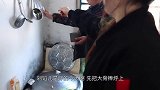 东北包冻饺子准备工作，全家都忙起来了，过年的气氛来了