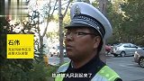 风刮铁皮到车前，女司机吓得撞护栏