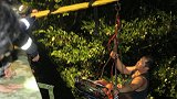 男子骑车撞倒近八旬老妇 因担心出事竟把她直接丢下桥