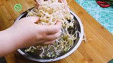 把豆芽和豆皮放在一起这么好吃，做法简简单单，一盘子都不够吃