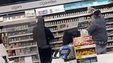 美国：商店盗窃频发，两男子众目睽睽之下偷走药店所有香烟