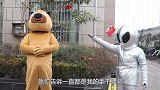 外星人真人版：外星人使阴招，不想熊大实力太强大，击败外星人