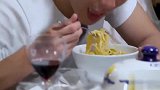 吉克隽逸不仅喜欢吃螺蛳粉的粉还喜欢喝汤~